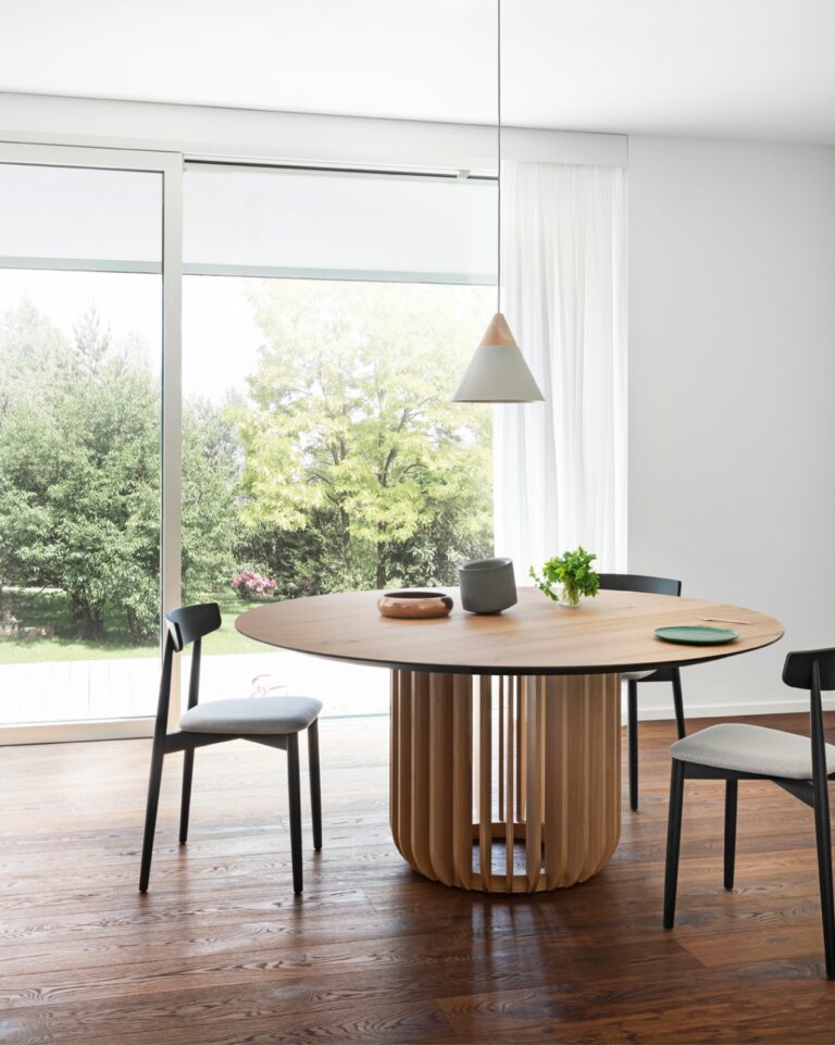 The Elegance of the Round Table - Discovering the Art of Living with ...